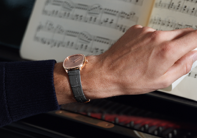 オーバルケースが描くクラシックな薄型フォルム