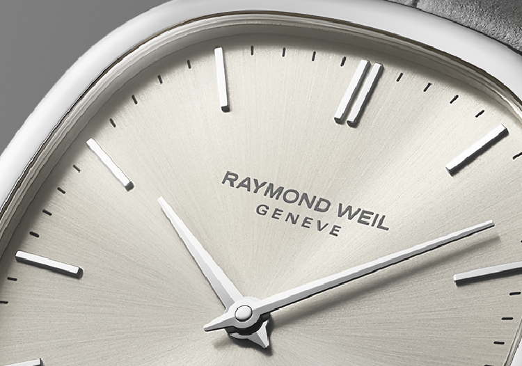 エレガンスを引き立てるサンレイ仕上げダイアル